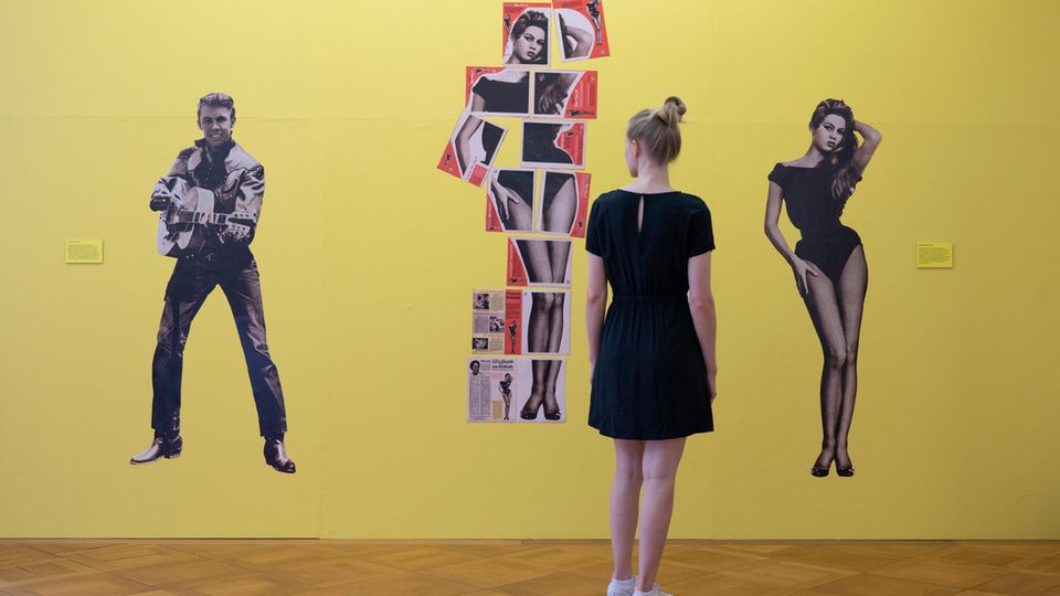 Historische "Starschnitte" aus der Jugendzeitschrift «Bravo» hängen an einer Wand in einer Ausstellung