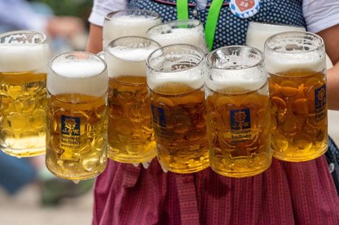 Eine Bedienung trägt acht Maß Bier auf dem Oktoberfest
