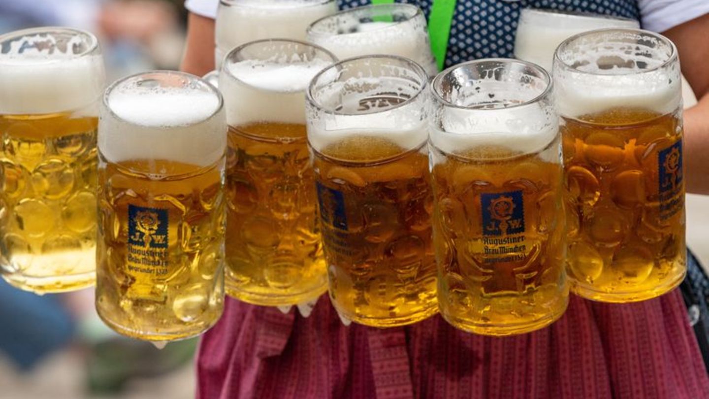 Eine Bedienung trägt acht Maß Bier auf dem Oktoberfest