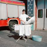 Asli Özçelic hängt Wäsche vor einer Feuerwache auf