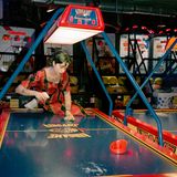 Asli Özçelic in einer Spielhalle