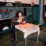 Asli Özçelic in einer Kfz-Werkstatt