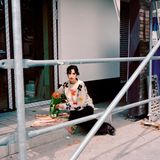 Asli Özçelic platziert einen Blumenstrauß auf einer Baustelle