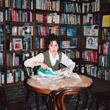 Asli Özçelic bügelt eine Zeitung in einer Bücherei