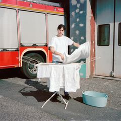 Asli Özçelic hängt Wäsche vor einer Feuerwache auf