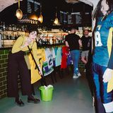 Eine Frau wischt den Boden einer Sportkneipe