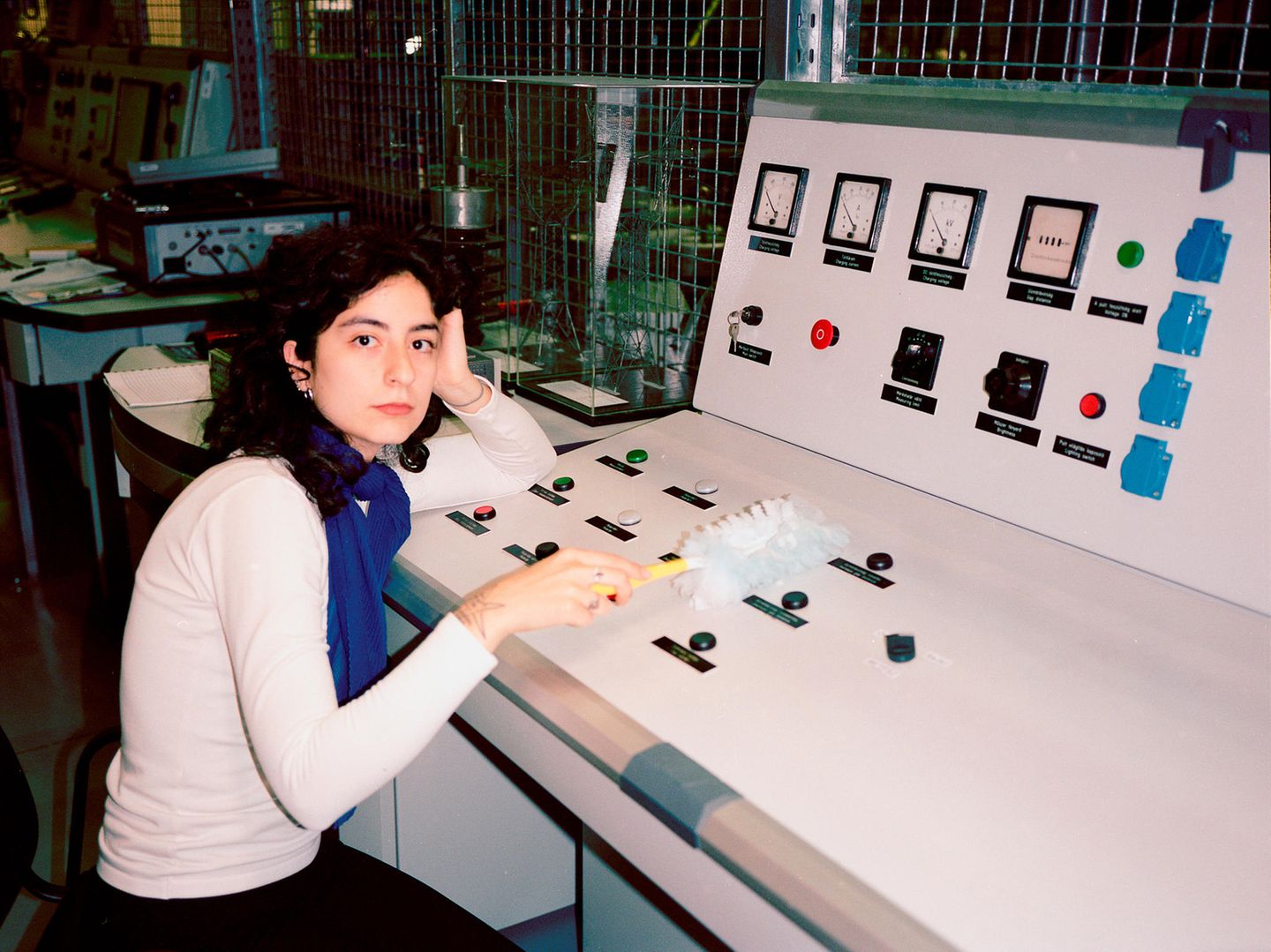 Asli Özçelic in einem Physiklabor
