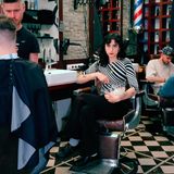 Asli Özçelic mischt einen Teig im Barbershop an