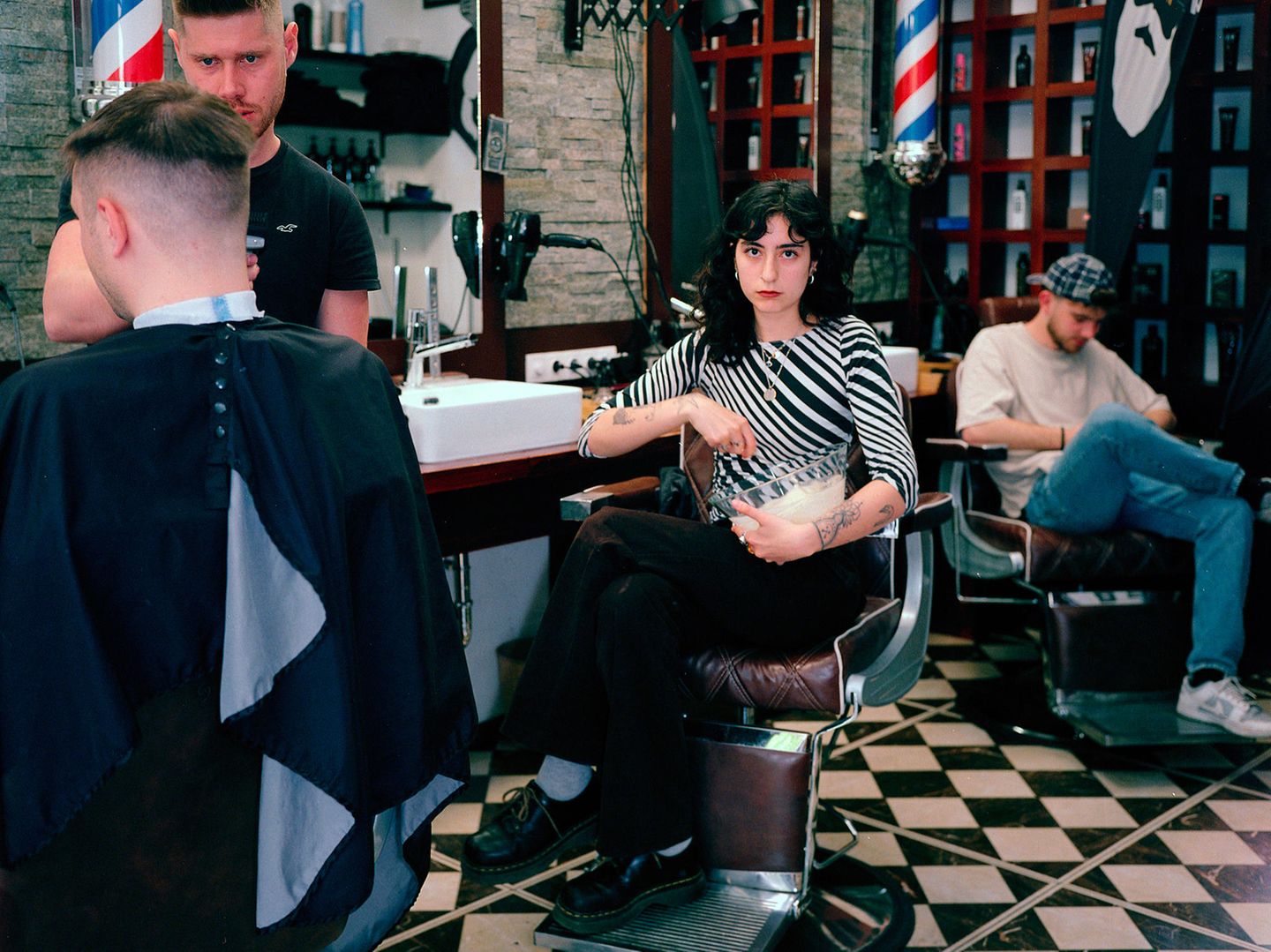 Asli Özçelic mischt einen Teig im Barbershop an