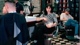 Asli Özçelic mischt einen Teig im Barbershop an