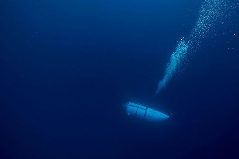 In dunkelblauem Wasser steigen Luftblasen über dem Tauchboot Titan auf