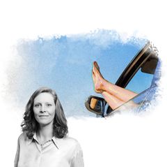 Franziska Wallner und im Hintergrund Füße, die entspannt aus einem Auto ragen