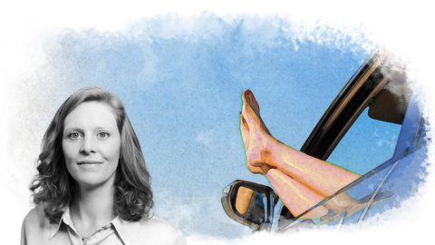 Franziska Wallner und im Hintergrund Füße, die entspannt aus einem Auto ragen