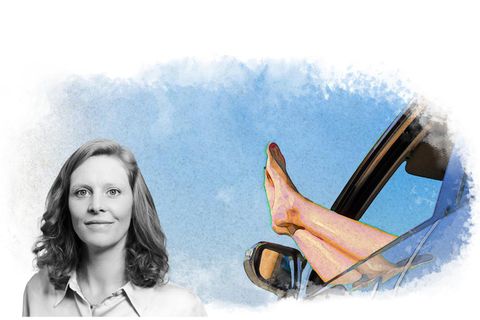 Franziska Wallner und im Hintergrund Füße, die entspannt aus einem Auto ragen