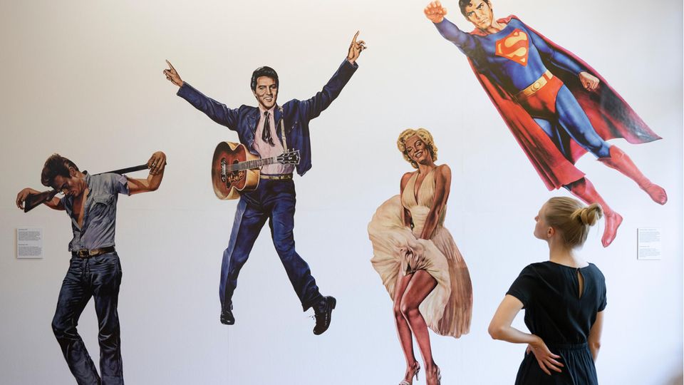 "Starschnitte" aus der Jugendzeitschrift "Bravo" hängen an einer Wand in der Ausstellung "Bravo"-Starschnitte