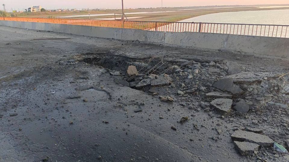 Krieg in der Ukraine: Treffer auf der Chonhar Brücke. Treffer auf der Chonhar Brücke.
