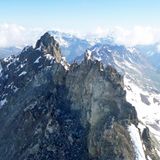 Mitte Juni bricht ein Alpengipfel in Tirol ab: Das Fluchthorn verliert nach Einschätzung von Geologen eine Million Kubikmeter Fels – etwa 120.000 Lkw-Ladungen. "Der neue Südgipfel des Fluchthorns ist nun um 19 Meter niedriger", sagte Tirols Landesgeologe Thomas Figl.  Laut Figl wurde der Bergsturz im Zuge der Klimaerwärmung durch den schmelzenden Permafrost ausgelöst, der das Gestein im Inneren wie ein Klebstoff zusammenhält. Nach Angaben von Experten nimmt die Gefahr von Bergstürzen angesichts des Klimawandels zu, das Problem mit dem tauenden Permafrost betrifft jedoch in erster Linie Lagen ab 2500 Meter.