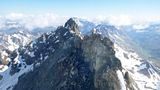 Mitte Juni bricht ein Alpengipfel in Tirol ab: Das Fluchthorn verliert nach Einschätzung von Geologen eine Million Kubikmeter Fels – etwa 120.000 Lkw-Ladungen. "Der neue Südgipfel des Fluchthorns ist nun um 19 Meter niedriger", sagte Tirols Landesgeologe Thomas Figl.  Laut Figl wurde der Bergsturz im Zuge der Klimaerwärmung durch den schmelzenden Permafrost ausgelöst, der das Gestein im Inneren wie ein Klebstoff zusammenhält. Nach Angaben von Experten nimmt die Gefahr von Bergstürzen angesichts des Klimawandels zu, das Problem mit dem tauenden Permafrost betrifft jedoch in erster Linie Lagen ab 2500 Meter.