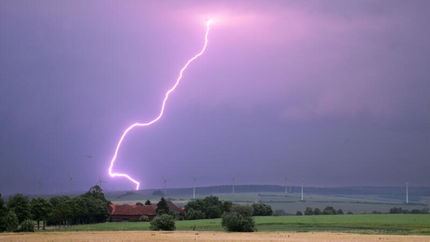 Ein Blitz erhellt den Himmel in der Nähe von Einbeck im niedersächsischen Landkreis Northeim