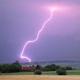 Ein Blitz erhellt den Himmel in der Nähe von Einbeck im niedersächsischen Landkreis Northeim