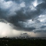 Eine Unwetterfront zieht am späten Nachmittag über die Skyline von Frankfurt am Main