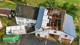 Bei einem Haus mit Scheune wurde das Dach abgedeckt, nachdem eine Gewitterfront bei Henau entlangzog