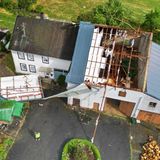 Bei einem Haus mit Scheune wurde das Dach abgedeckt, nachdem eine Gewitterfront bei Henau entlangzog