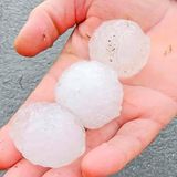 Über vier Zentimeter große Hagelkörner