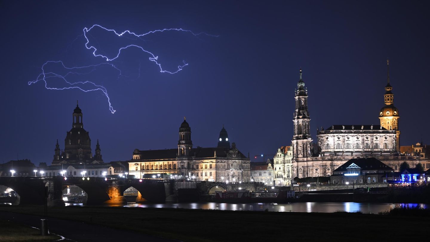 Blitze leuchten über der sächsischen Altstadt Dresden