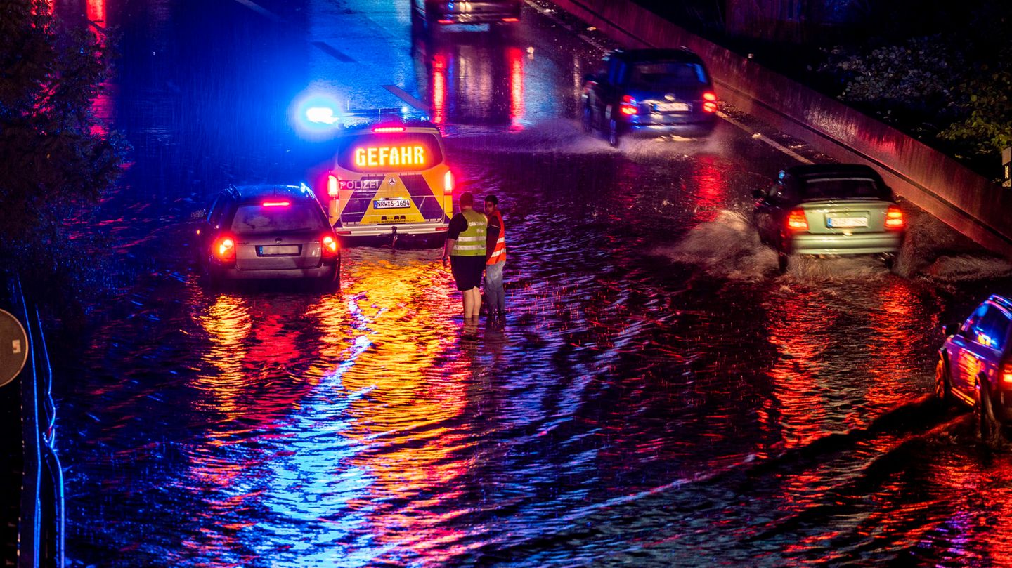 Ein Meer aus Warnlichtern flimmerte über die überschwemmte A59