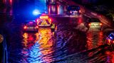Ein Meer aus Warnlichtern flimmerte über die überschwemmte A59