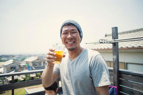 Mann trinkt Alkoholfreies Bier