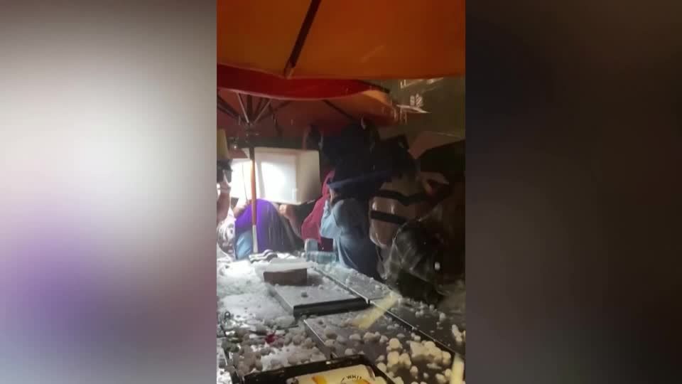 Video: Hagelsturm trifft Konzertbesucher in Colorado Video: Hagelsturm trifft Konzertbesucher in Colorado