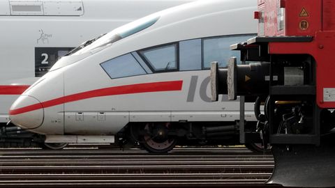 Zwei Züge der Deutschen Bahn stehen auf einem Abstellgleis in Frankfurt