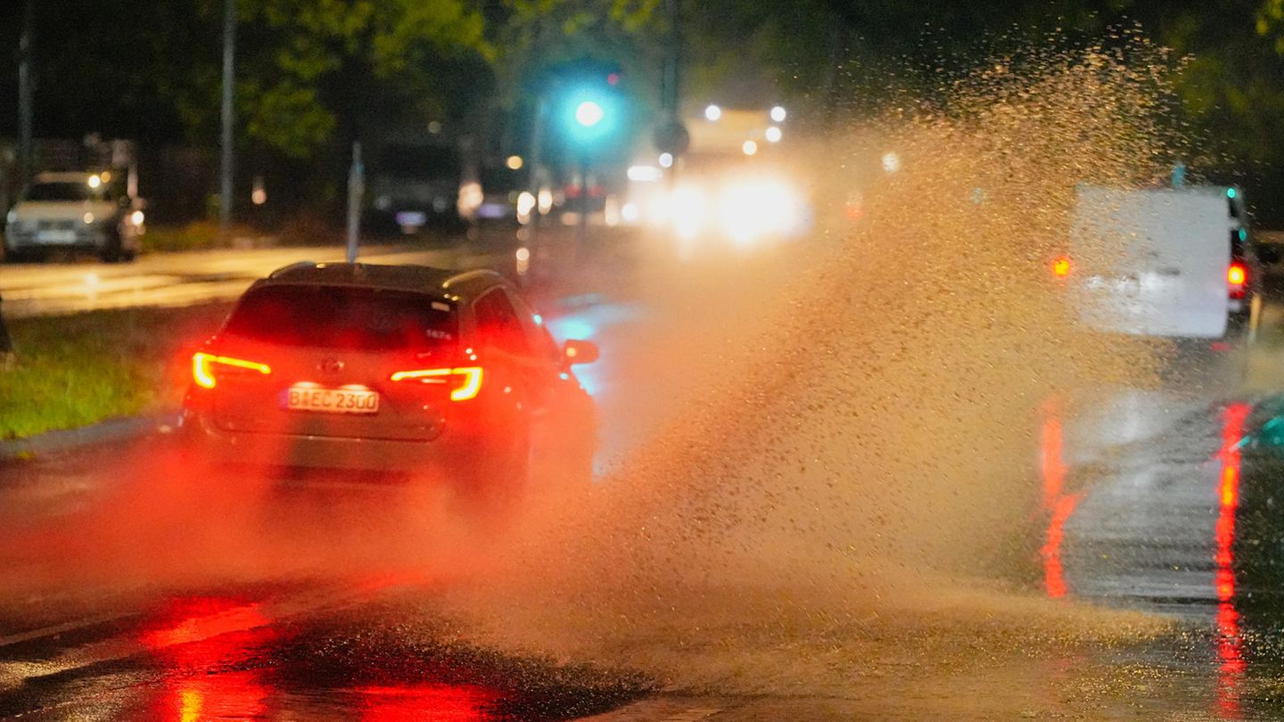 Auto fährt durch Pfütze in Berlin