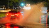 Auto fährt durch Pfütze in Berlin