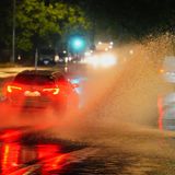 Auto fährt durch Pfütze in Berlin