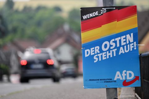 Ein Wahlplakat der AfD hängt im Landkreis Sonneberg