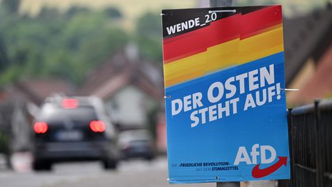 Ein Wahlplakat der AfD hängt im Landkreis Sonneberg
