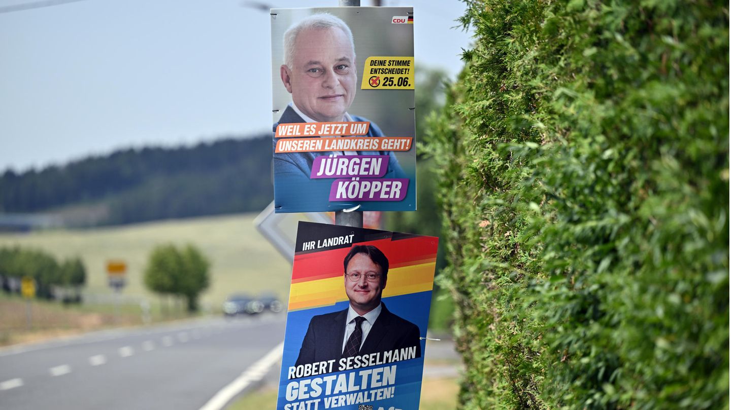 Wahlplakate der CDU und AfD zur Landratswahl in Sonneberg