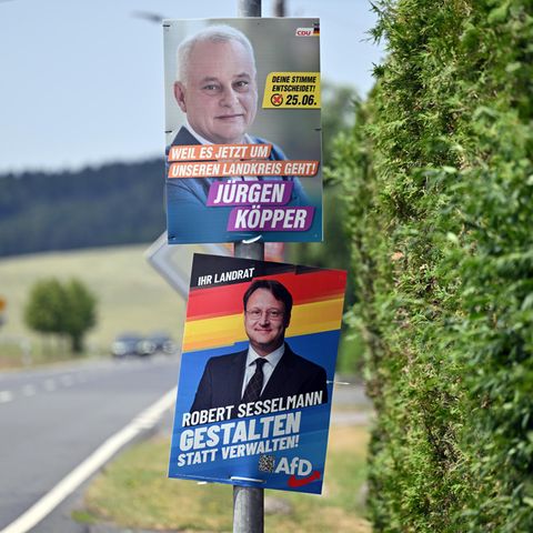 Wahlplakate der CDU und AfD zur Landratswahl in Sonneberg
