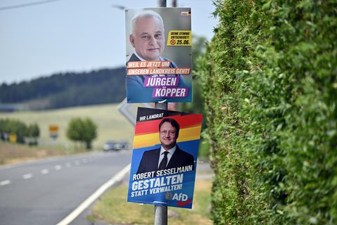 Wahlplakate der CDU und AfD zur Landratswahl in Sonneberg