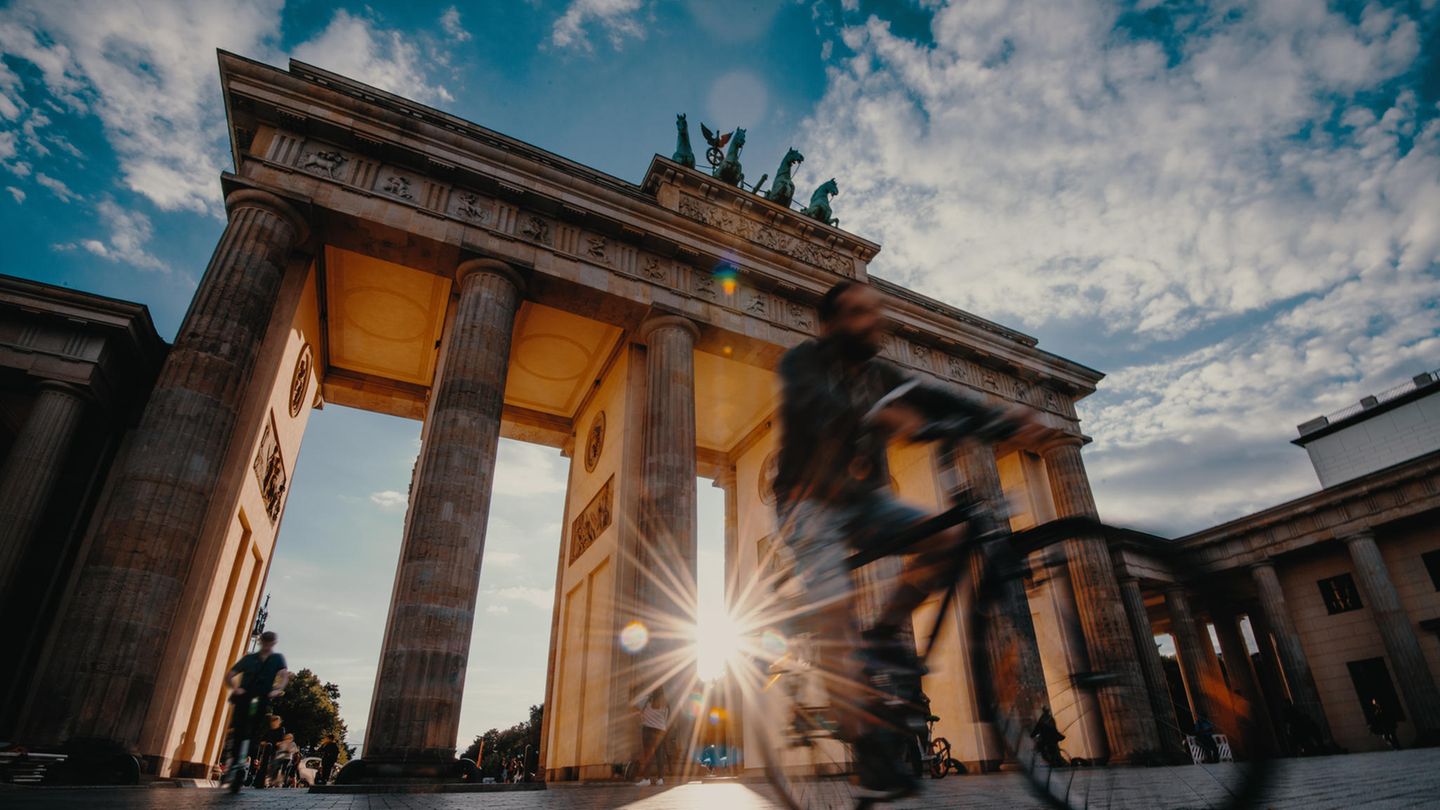Deutschlands Hauptstadt landet auf dem ersten Platz des Rankings. Berlin überzeugt der Analyse zufolge vor allem mit einem breiten Bikesharing-Angebot (3153 Stationen) und wenig Steigungen (86 Meter Höhenunterschied). Radfahrer können beinahe jede Ecke der Millionen-Metropole mit dem Rad erreichen. Die Fahrradwege haben eine Gesamtlänge von 620 Kilometer, durchschnittlich regnet es in Berlin pro Jahr an 159 Tagen im Jahr. 