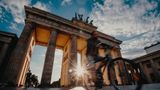 Deutschlands Hauptstadt landet auf dem ersten Platz des Rankings. Berlin überzeugt der Analyse zufolge vor allem mit einem breiten Bikesharing-Angebot (3153 Stationen) und wenig Steigungen (86 Meter Höhenunterschied). Radfahrer können beinahe jede Ecke der Millionen-Metropole mit dem Rad erreichen. Die Fahrradwege haben eine Gesamtlänge von 620 Kilometer, durchschnittlich regnet es in Berlin pro Jahr an 159 Tagen im Jahr. 