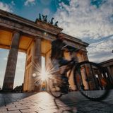 Deutschlands Hauptstadt landet auf dem ersten Platz des Rankings. Berlin überzeugt der Analyse zufolge vor allem mit einem breiten Bikesharing-Angebot (3153 Stationen) und wenig Steigungen (86 Meter Höhenunterschied). Radfahrer können beinahe jede Ecke der Millionen-Metropole mit dem Rad erreichen. Die Fahrradwege haben eine Gesamtlänge von 620 Kilometer, durchschnittlich regnet es in Berlin pro Jahr an 159 Tagen im Jahr. 