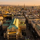 Mit einem breit ausgebauten Fahrradwege-Netz sichert sich Wien den zweiten Platz. Insgesamt verfügt die österreichische Metropole über mehr als 1600 Kilometer Radwege im gesamten Stadtgebiet. Radfahrer müssen allerdings mit kleineren Steigungen rechnen, insgesamt gibt es einen Höhenunterschied von 505 Metern. Wer kein eigenes Rad hat, der kann sich bei einer von 402 Bikesharing-Stationen eins ausleihen. Mit durchschnittlich 144 Regentagen stehen die Chancen für eine trockene Tour vor allem im Sommer gut. 