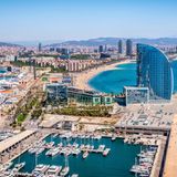 Mit dem Rad an den Strand, über die weltberühmte Flaniermeile Rambla de Badal oder doch von Sehenswürdigkeit zu Sehenswürdigkeit fahren – in Barcelona gibt es viele Möglichkeiten für eine ausgiebige Radtour. Zwar gibt es nur 204 Kilometer Radwege in der spanischen Metropole, dafür aber ein breit ausgebautes Bikesharing-Angebot (1735 Stationen). Radfahrer müssen in der Stadt einen Höhenunterschied von bis zu 509 Metern überwinden und sollten an durchschnittlich 121 Tagen im Jahr mit Regen rechnen. 