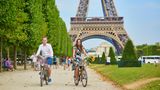 Die Stadt der Liebe – und des Radfahrens? Paris verpasst laut Ranking jedenfalls nur knapp einen Platz auf dem Siegertreppchen, vor allem dank des vielfältigen Bikesharing-Angebots der französischen Hauptstadt (1417 Stationen). Insgesamt 700 Kilometer lang ist das Radwegenetz in der Pariser Umgebung, mit einem Höhenunterschied von bis zu 165 Metern dabei äußerst flach. Mit 170 Regentagen pro Jahr sollten Radfahrer allerdings eine Regenjacke einpacken. 