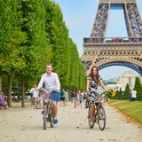 Die Stadt der Liebe – und des Radfahrens? Paris verpasst laut Ranking jedenfalls nur knapp einen Platz auf dem Siegertreppchen, vor allem dank des vielfältigen Bikesharing-Angebots der französischen Hauptstadt (1417 Stationen). Insgesamt 700 Kilometer lang ist das Radwegenetz in der Pariser Umgebung, mit einem Höhenunterschied von bis zu 165 Metern dabei äußerst flach. Mit 170 Regentagen pro Jahr sollten Radfahrer allerdings eine Regenjacke einpacken. 