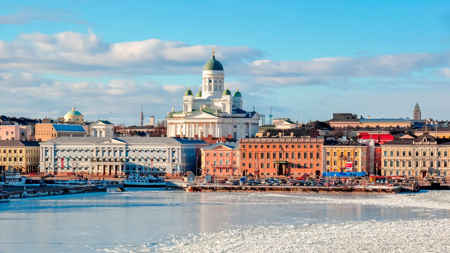 Platz 5: Helsinki, Finnland Finnland ist in erster Linie für Nordlichter, unberührte Natur und die skandinavische Lebensart bekannt. Aber auch Radfahrer sind in der finnischen Hauptstadt Helsinki offenbar äußerst gut aufgehoben. Stolze 1200 Kilometer Radweg schmücken die skandinavische Stadt, mit einem Höhenunterschied von maximal 107 Metern. Bikesharing ist auch ein wichtiges Thema, wenn auch noch ausbaufähig – es gibt 453 Stationen. Regen wird an durchschnittlich 176 Tagen im Jahr erwartet.